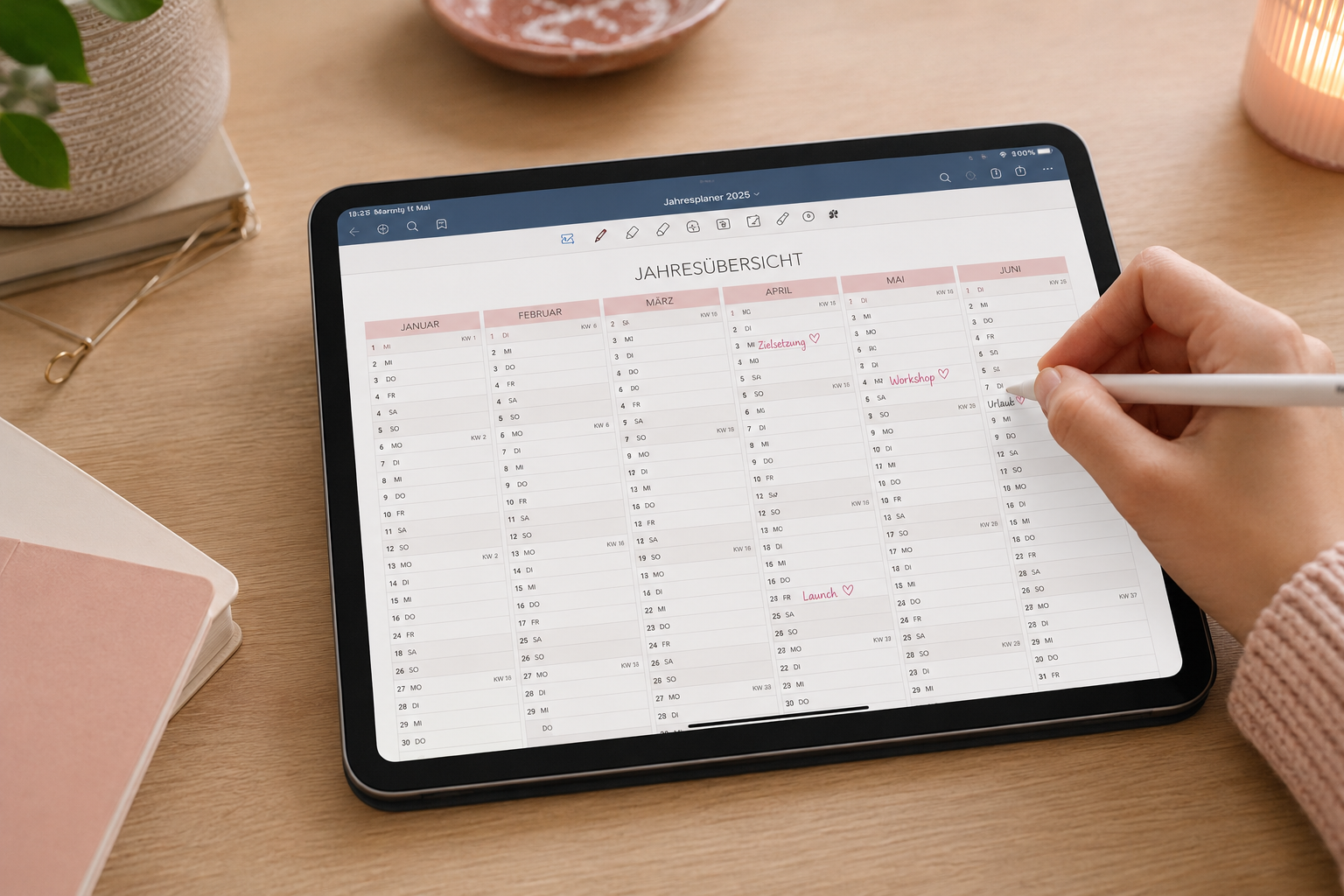 ChatGPT Image 11. Juli 2026, 10_59_16 Digitaler Jahresplaner auf einem iPad in GoodNotes mit Apple Pencil auf einem modernen Homeoffice-Schreibtisch in Beige und Rosa.
